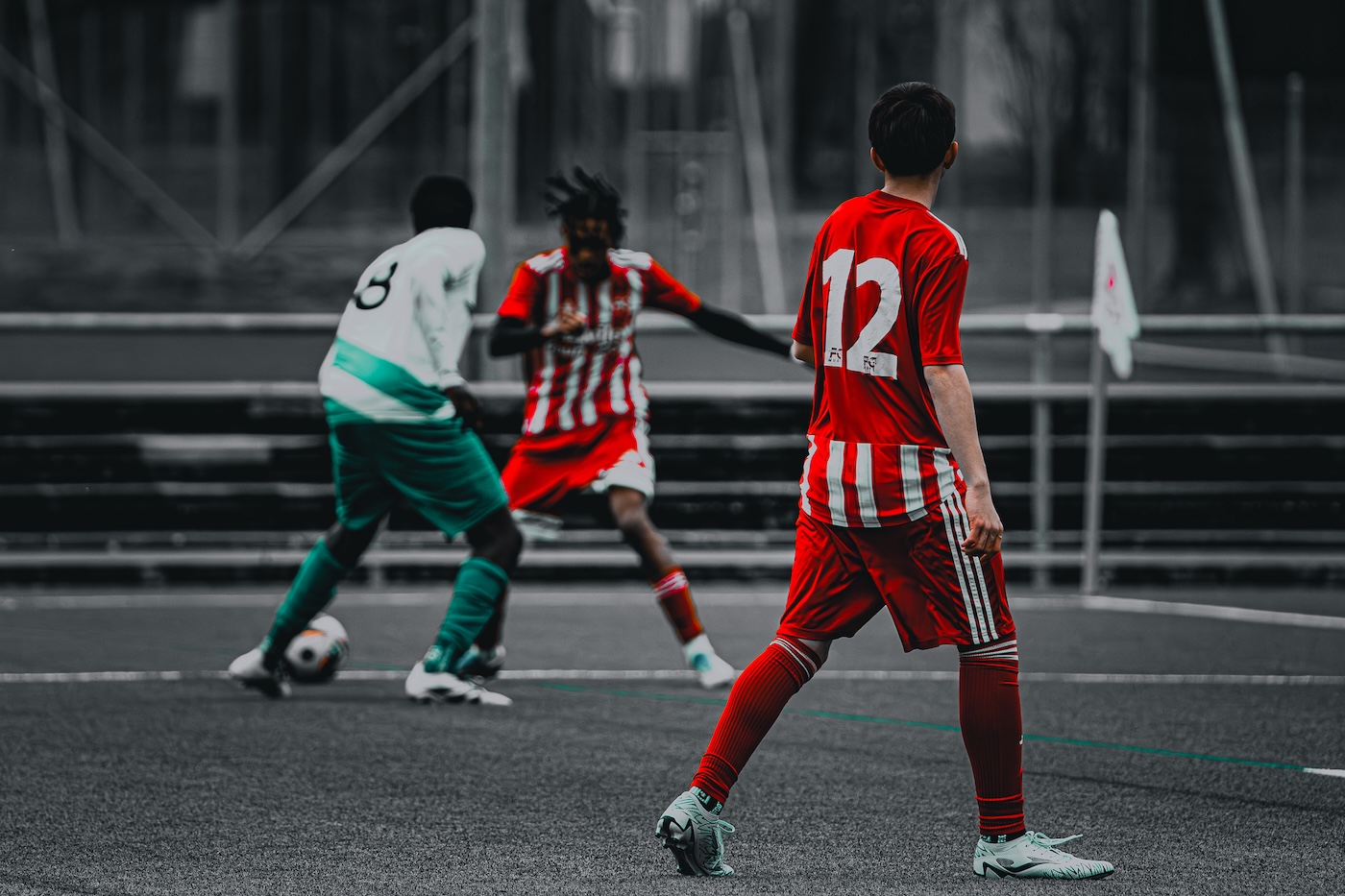 Fussballspieler beobachtet den Spielaufbau