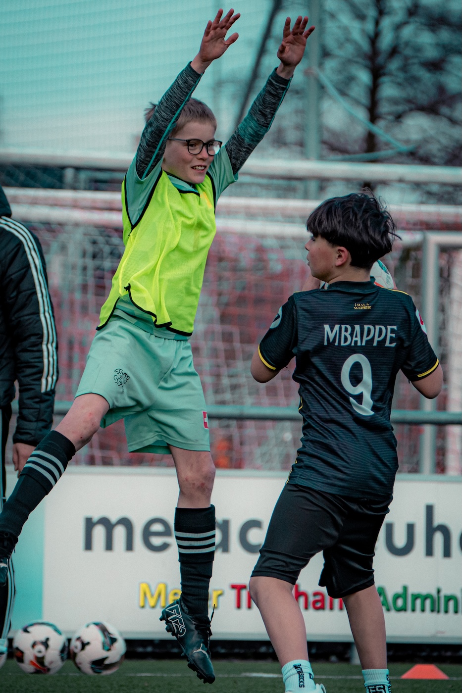 Sliding Tackle und Zweikampf im Fussball