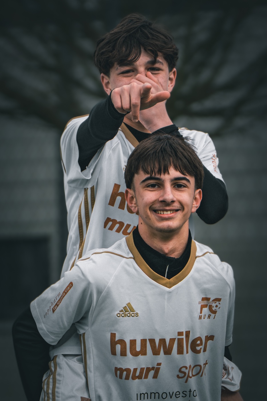 Junger Fussballspieler mit Ball im Profil