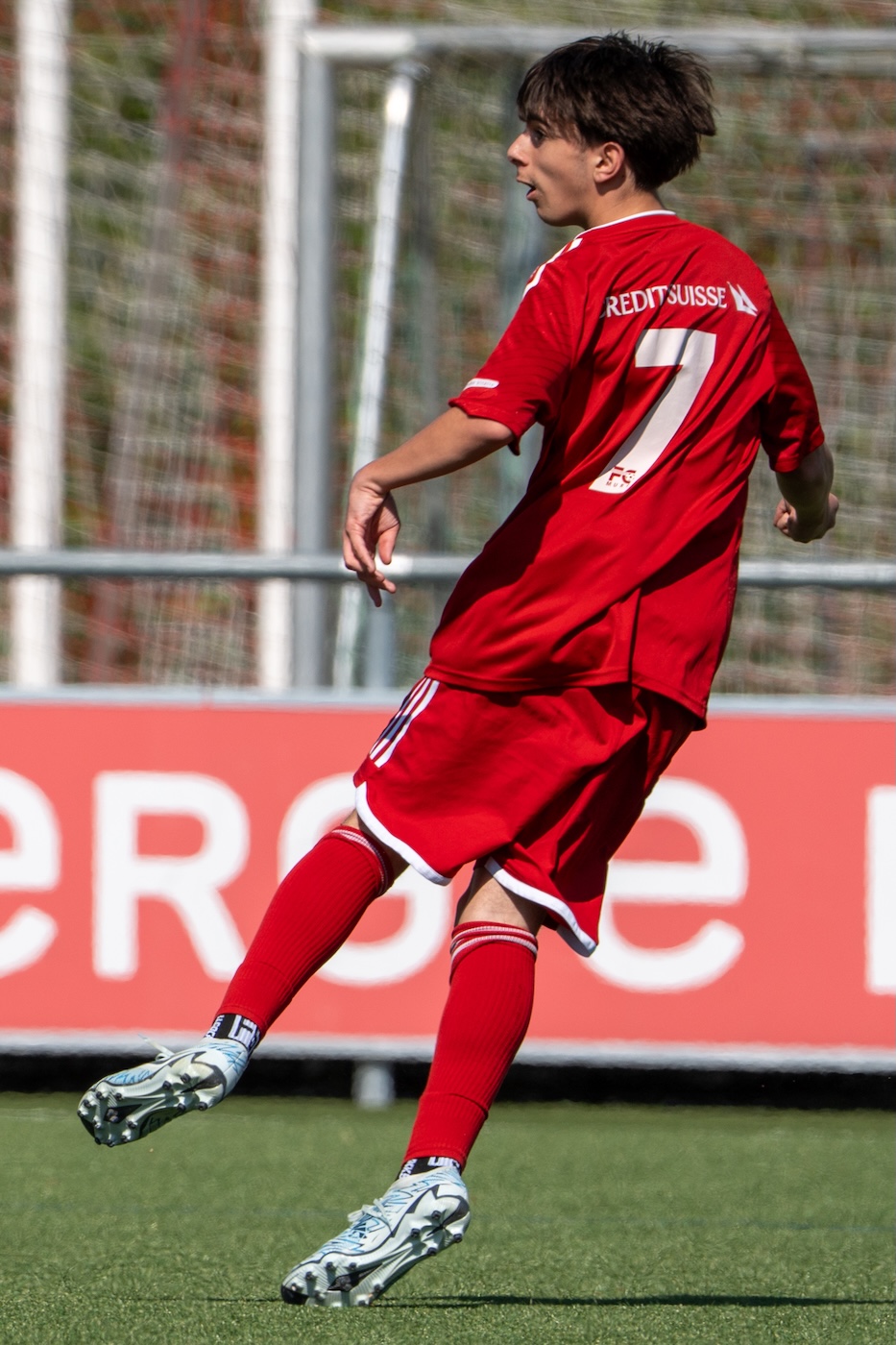 Lachender Spieler mit Ball im Arm