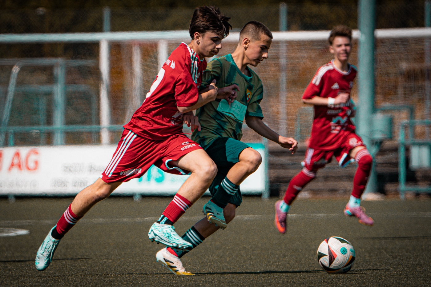 Sprintduell im Fussball mit Tempo und Einsatz