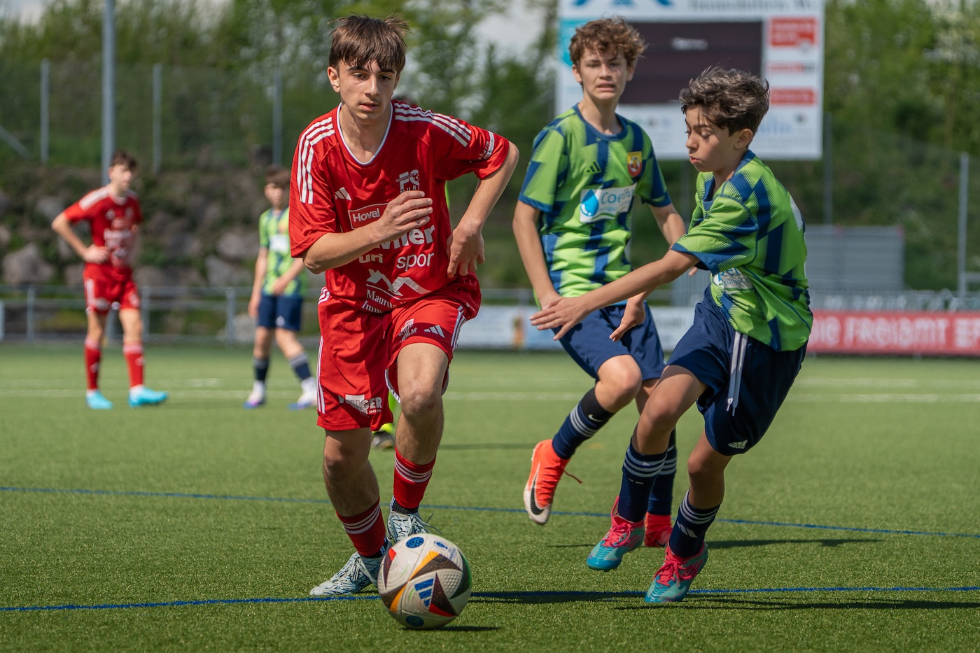 Fussballspieler im Lauf mit Ball während eines Spiels