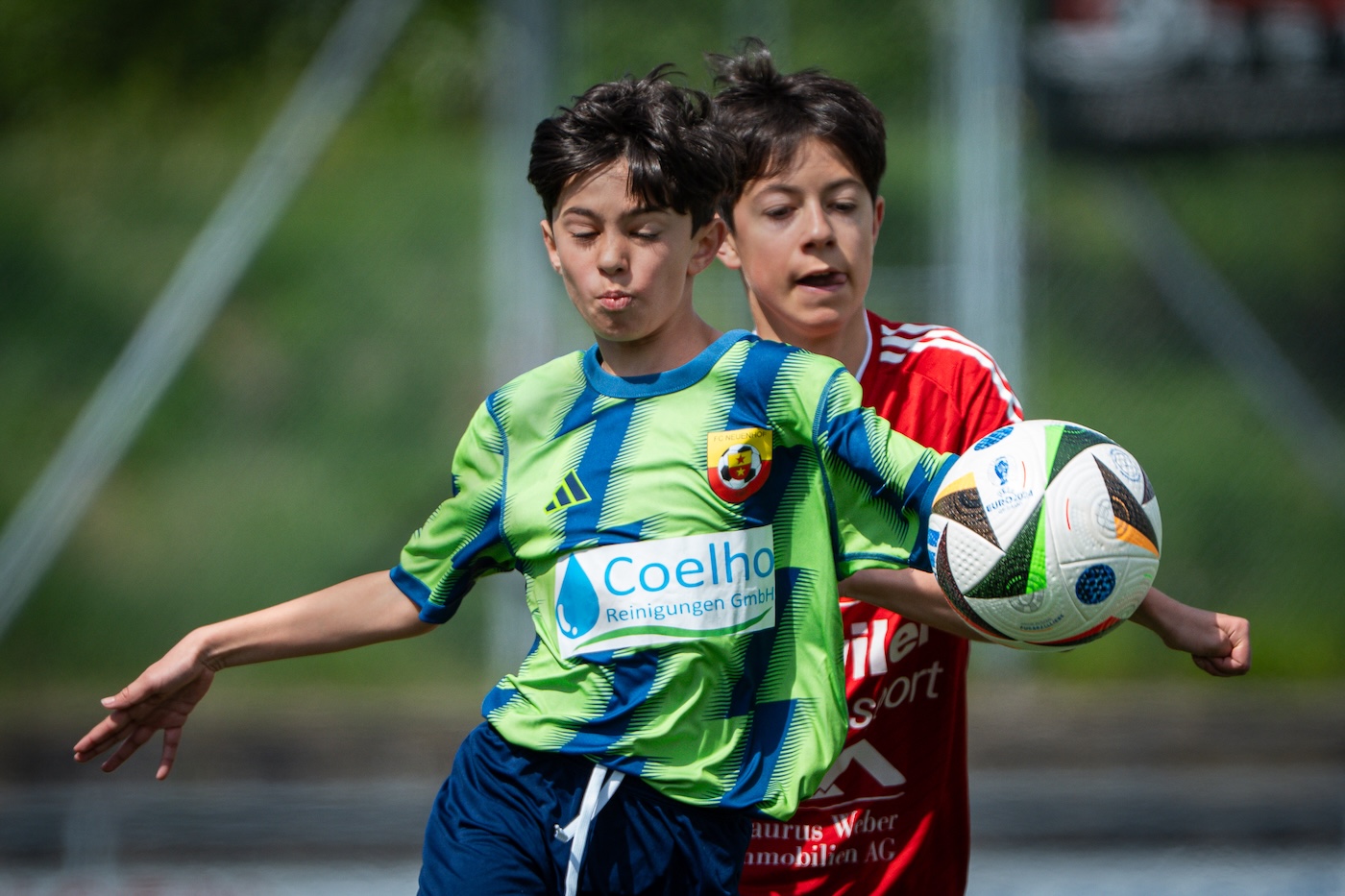 Naher Zweikampf im Fussball mit Ball und Dynamik