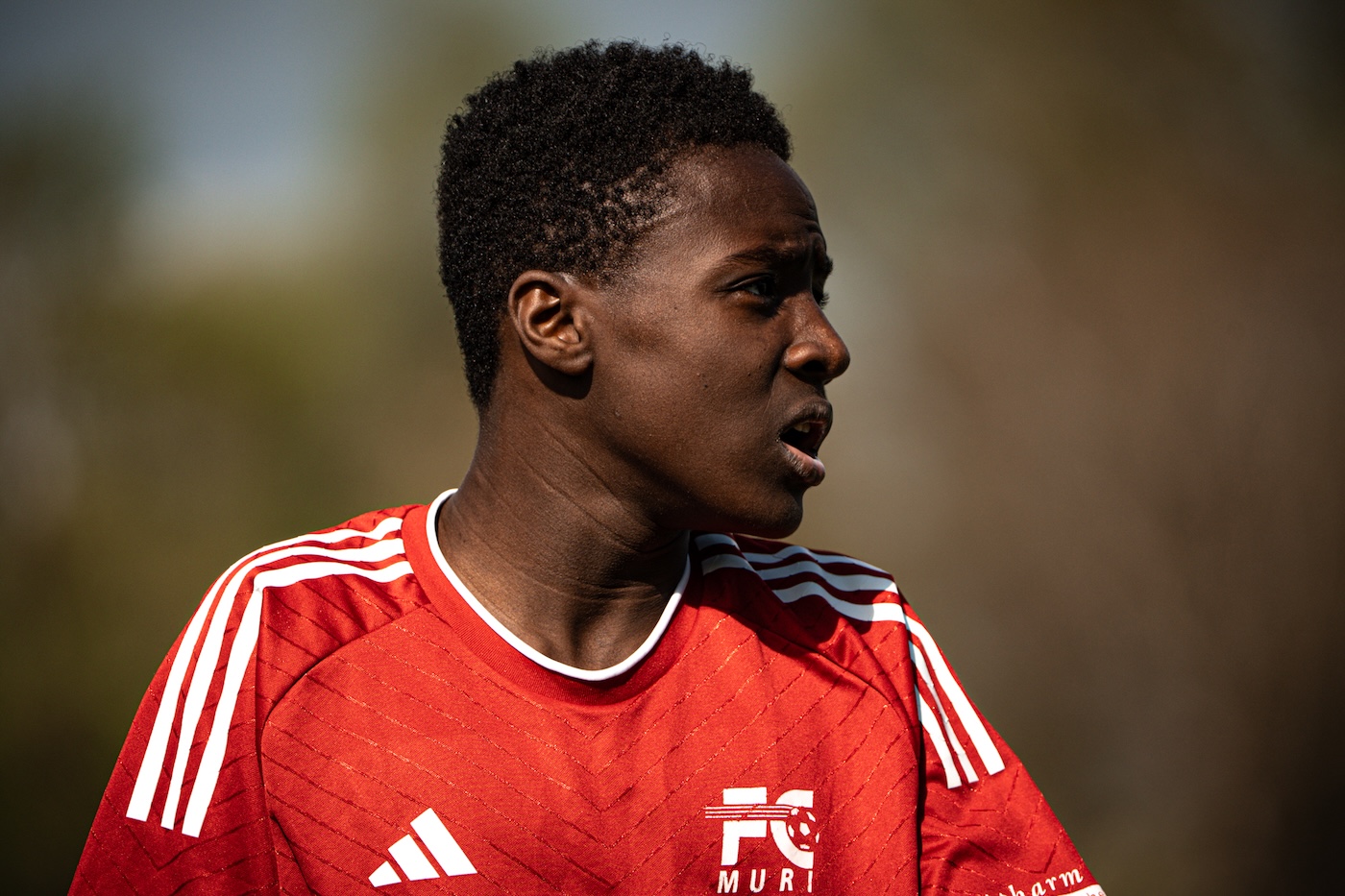 Portrait eines Fussballspielers im roten Trikot